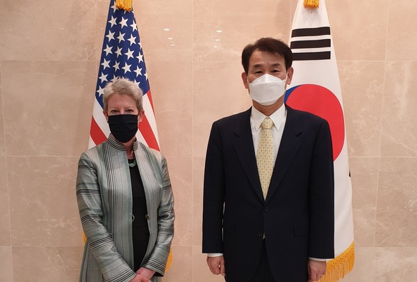 한미 방위비분담특별협정(SMA) 체결을 위한 미국 워싱턴DC 회의에서 정은보 한미방위비분담협상대사(오른쪽)와 미국 도나 웰튼 국무부 방위비분담협상대표가 기념사진을 찍고 있다.(사진=외교부 제공)