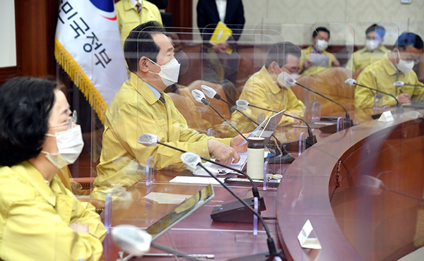 정세균(왼쪽 두번째) 국무총리가 30일 서울 세종로 정부서울청사에서 코로나19 중대본 회의를 주재하고 있다.(사진=총리실 제공)