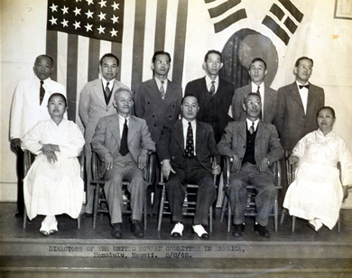 ‘재미한족연합위원회’ 단체사진(첫째 줄 왼쪽 끝 심영신, 오른쪽 끝 민함나, 둘째 줄 왼쪽 세 번째 전경무, 오른쪽 끝 김원용)