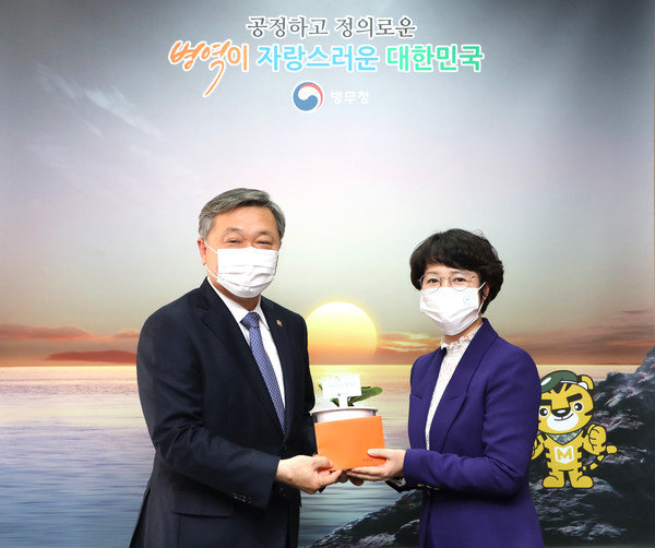 직원에게 반려나무를 증정하고 있는 정석환 병무청장(사진=병무청 제공)