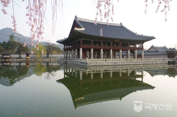 확장공사를 했던 태종 이방원 임금님이 술먹고 노는 곳이 아니라 중국 사신을 접대하고 정치하는 곳이라 했던 경회루
