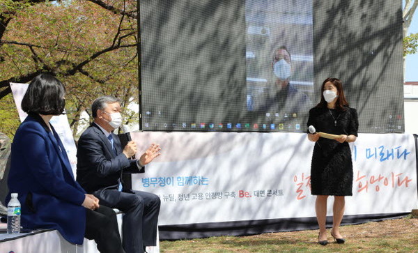 사진2(가운데 병무청장이 대화를 나누고 있다.