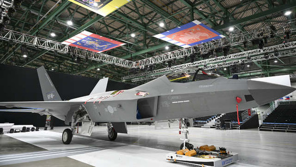 한국형 전투기 KF-21 시제 1호기의 위용 - 국방신문