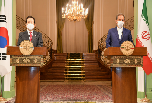 정세균 국무총리가 11일(현지시간) 이란 테헤란 사드아바드 좀후리궁 로비에서 에샤크 자한기리 이란 수석부통령과 공동 기자회견을 하고 있다.(사진=국무총리실 제공)