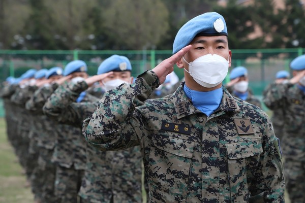 레바논에서 유엔 평화유지활동(PKO) 임무를 수행할 우리 군 파병부대인 동명부대 25진 장병들이 16일 인천시 계양구 국제평화지원단에서 열린 환송식에서 파병 신고를 하고 있다(사진=동명부대 제공)