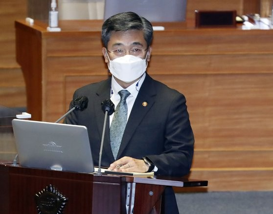 서욱 국방부 장관이 19일 서울 여의도 국회 본회의장에서 열린 정치·외교·통일·안보 분야 대정부질문에 출석해 답변하고 있다.(사진=국방부 제공)