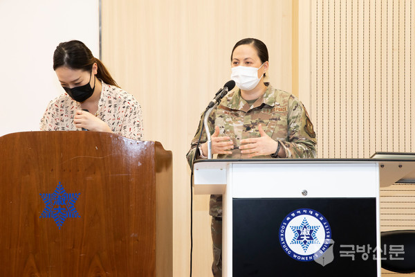(사진 오른쪽 빅토리아 메이요 중령).(사진=숙명여대 제공)