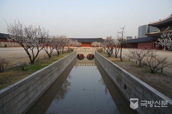 봄날 백호쪽에서 청룡쪽으로 바라본 영제교