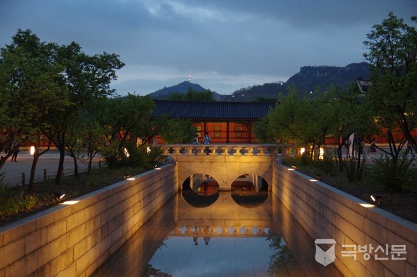 야경 반영에 비친 영제교와 영제천