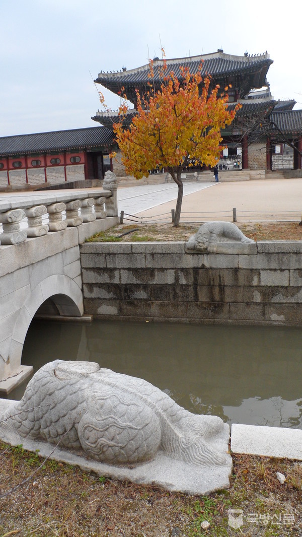 가을날 물이 고인 영제천에서 바라본 근정문과 상처난 천록 뒷모습