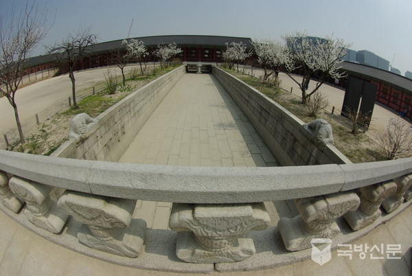 매화가 핀 봄날의 물 없는 영제교. 평상시 관람객들이 보는 모습이다.