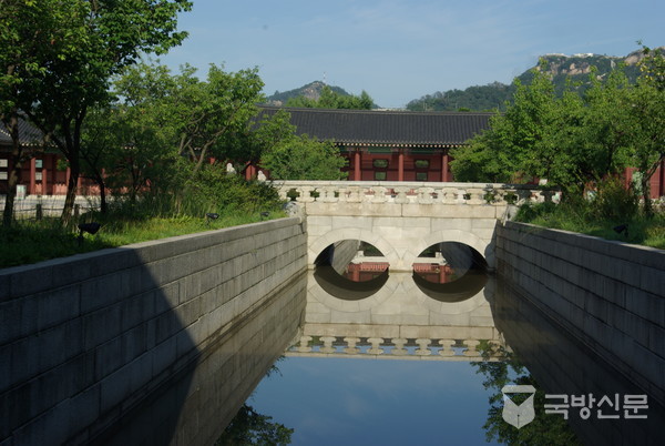 안경알 처럼 보이는 영제교 홍예