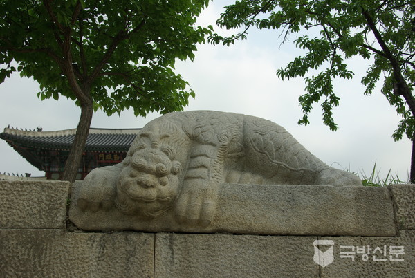 영제천에서 근정문 현판과 청룡(동쪽)지역 천록