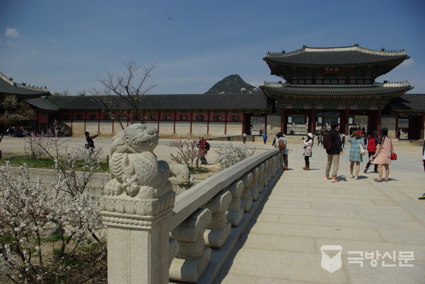 영제교 엄지기둥 석주에 조각된 서수와 앵두 꽃 핀 봄날