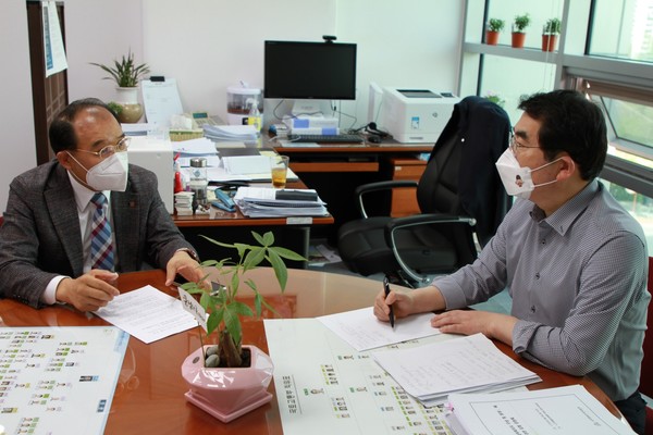 문재웅 국방신문 논설실장(왼쪽)과 양기대 더불어민주당 의원이 23일 서울 여의도 국회의원회관 양기대 의원실에서 공정사회 구축·모병제 전환·일자리 창출 등 주요 이슈를 진단하고 정책 방향을 논의하고 있다.