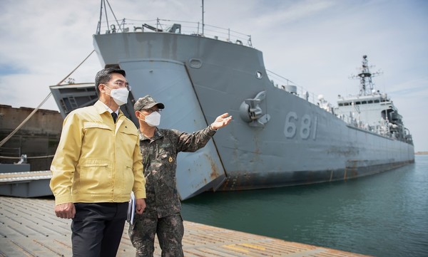 서욱 국방부 장관이 소속 함정에서 집단감염이 발생한 해군 2함대사령부를 24일 방문해 코로나19 방역 태세를 점검하고 있다. (사진=국방부 제공)