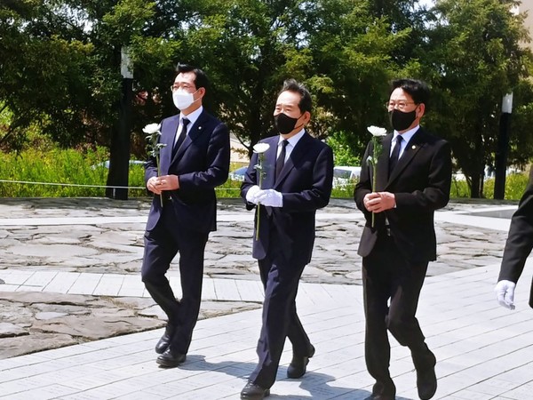 정세균 전 국무총리(가운데)는 25일 경남 김해시 진영읍 봉하마을을 찾아 노무현 전 대통령 묘역을 참배했다. (사진=정세균 전 국무총리 페이스북 갈무리)