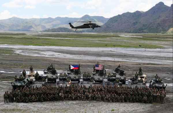 '발리카탄' 미-필리핀 연합군사훈련중인 양국 병사들