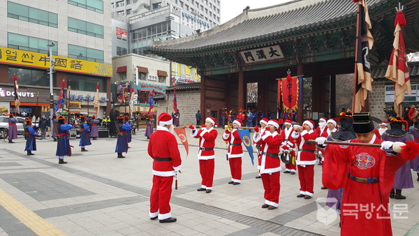 2016년 크리스마스 이브날 수문장 교대의식으로 평상시와 다른 수문장교대의식. 경복궁과 창덕궁의 교대의식이 다르다.