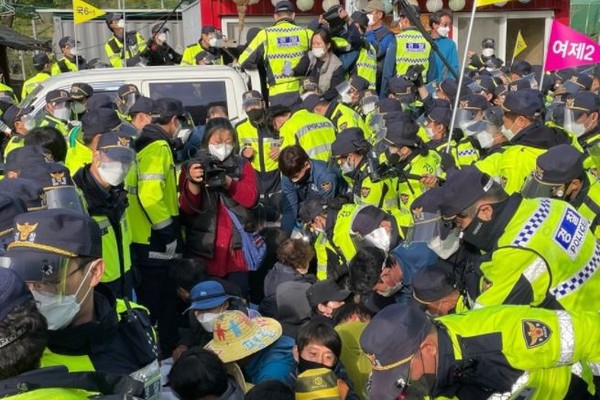 28일 오전 경북 성주 사드기지 공사 자재 반입 과정서 충돌하고 있는 경찰과 주민들.