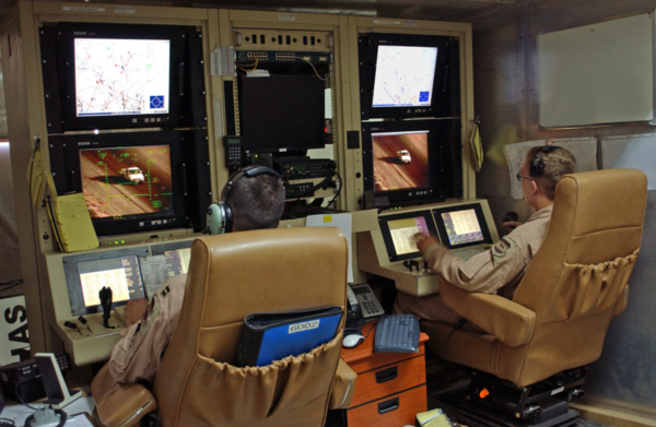 조종사와 센서조작자는 드론기를 지상에서 작동시킨다.