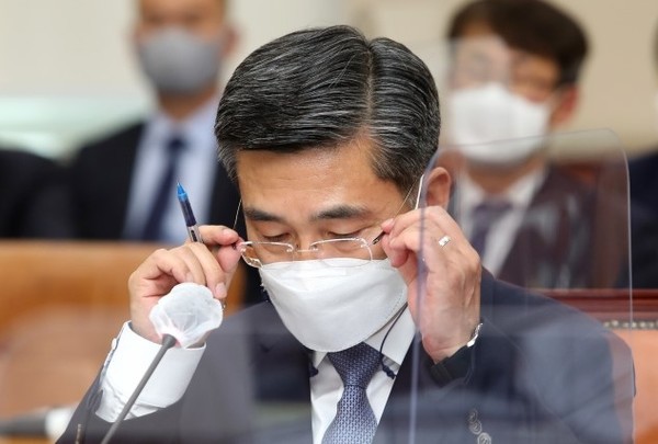 서욱 국방부 장관이 28일 오후 국회 국방위원회 전체회의에서 코로나19 예방을 위한 격리 장병들의 부실급식과 과잉방역 논란에 대해 공식 사과했다.