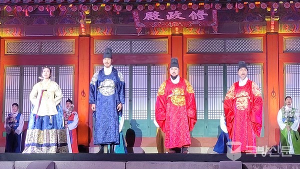 궁중문화축전이 개막한 4월 30일 경복궁 수정전에서 공연된 뮤지컬 '복사꽃 생각하니 슬프다'의 한 장면.