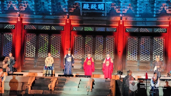 창경궁 명정전에서 공연한 뮤지컬 '복사꽃(임오화변) 생각하니 슬프다'가 관람객들로부터 큰 호응 받았다.