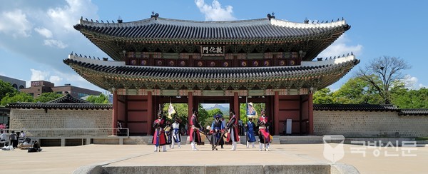 궁중문화축전의 하나로 9일까지 진행되는 창덕궁 수문장 교대의식.