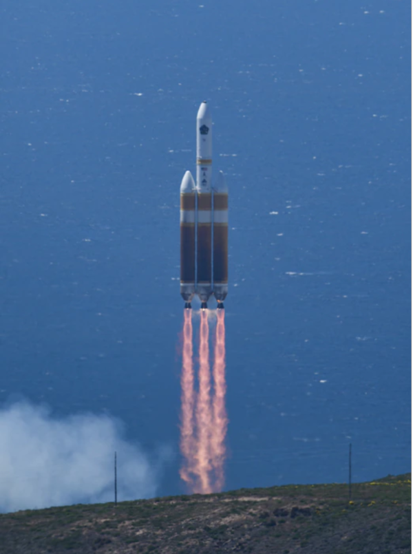 Falcon 9 Starlink L-24 로켓이 2021년 4월 28일 미국 플로리다주 케이프 커내버럴 우주기지에서 SLC-40에서 성공적 발사장면.