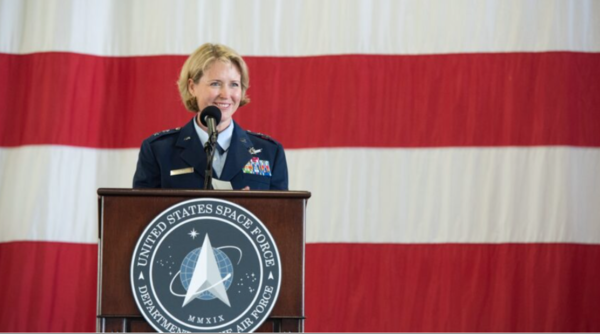 미국 우주사령부 연합군 우주부품사령부 사령관 드애나 버트 소장이 캘리포니아 반덴버그 공군기지에서 연설하고 있는 장면. (사진: 미국 우주 사령부 제공)