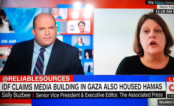 이스라엘의 공습으로 입주 건물이 파괴된 AP통신의 부사장이 CNN과 인터뷰에서 자사의 입장을 밝히고있다.(사진:CNN 갈무리)