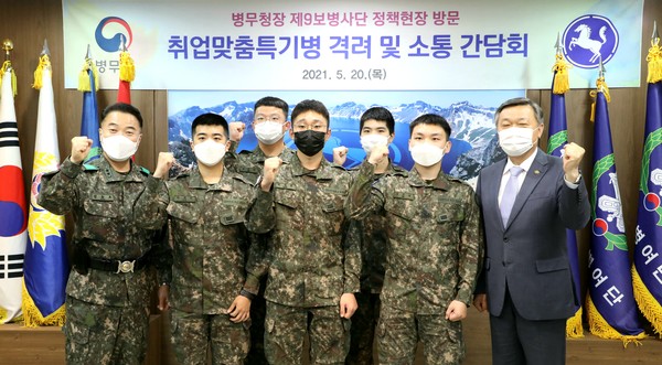 정석환 병무청장(맨 오른쪽)이 육군 제9보병사단을 방문해 간담회를 마치고 취업맞춤특기병과 함께 기념촬영을 하고 있다. (사진=9사단 제공)