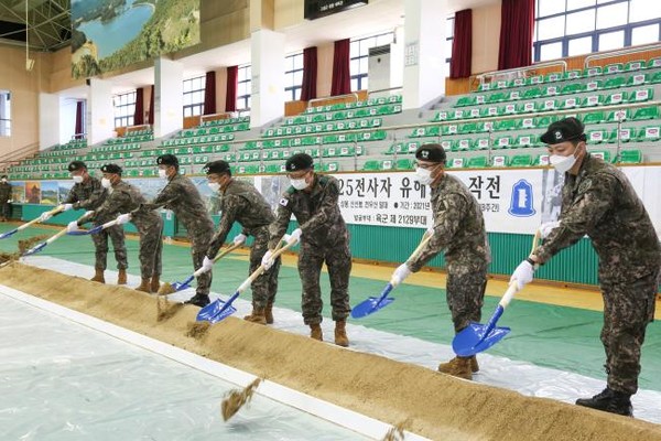 육군 제22보병사단에서 6.25전사자 유해발굴 작전을 위한 개토식을 하고 있다, (사진=국방부 제공)