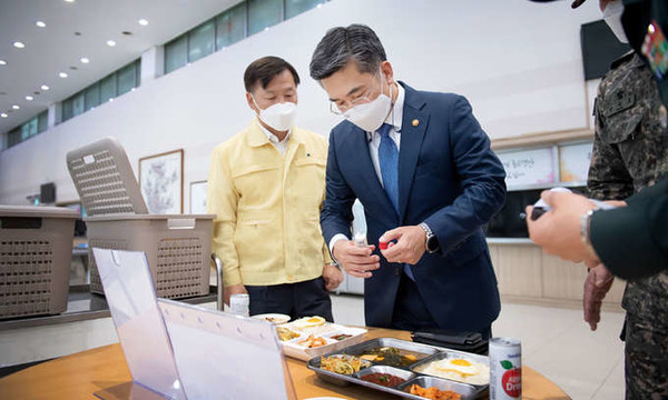 서욱 국방부장관이 지난 14일 서울 용산구 국방부 영내에 있는 근무지원단을 방문해 김승호 국방부 근무지원단장으로부터 격리장병용 급식과 포장 용기 현황을 보고받고 있다. (사진=국방부 제공)