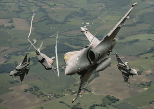 유타주 힐 공군기지에 배치된 미 공군 F-35A 라이트닝 II 2대와 프랑스 생디지에르-로빈슨 공군기지에 배치된 다쏘 라팔 2대가 5월 18일 프랑스 상공에서 비행 중 대열을 이탈하고있다. 이번 비행은 미국, 프랑스, 영국 공군들이 참가하는 합동 다국적 훈련인 '애틀랜틱 트라이던트 21' 훈련의 일부였다. 