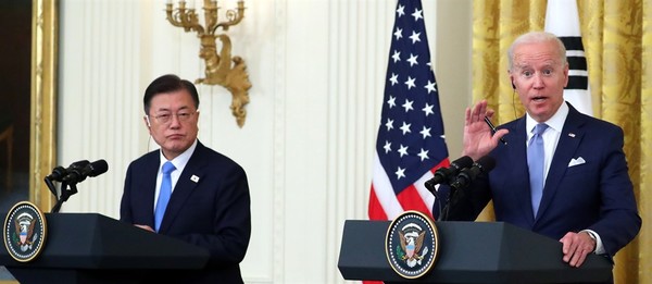 문재인 대통령과 조 바이든 미국 대통령이 21일 오후(현지시간) 워싱턴DC 백악관에서 정상회담 후 공동기자회견을 하고 있다. (사진=청와대 제공)