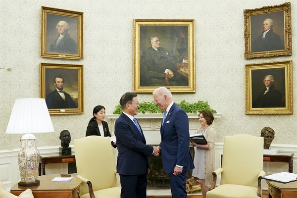 문재인 대통령과 조 바이든 미국 대통령이 21일 오후(현지시간) 미국 워싱턴DC 백악관에서 정상회담에 앞서 마스크를 쓰지 않고 맨손 악수를 하고 있다. (사진=청와대 제공)