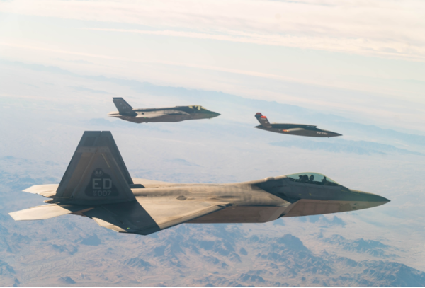 ​미 공군 F-22 랩터 및 F-35A 라이트닝 II가 XQ-58A 발키리 무인기와 함께 애리조나 시험장 상공에서 대형을 이루며 비행하고 있다.​