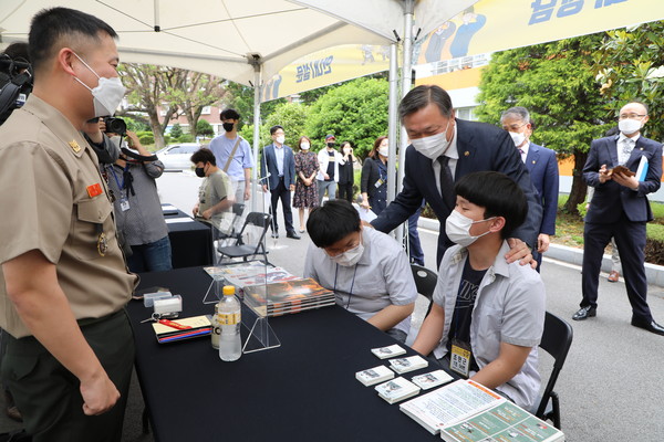 순천고등학교를 방문하여 병역이행에 대한  설명을 하고 있는 정석환 병무청장(사진=병무청 제공)