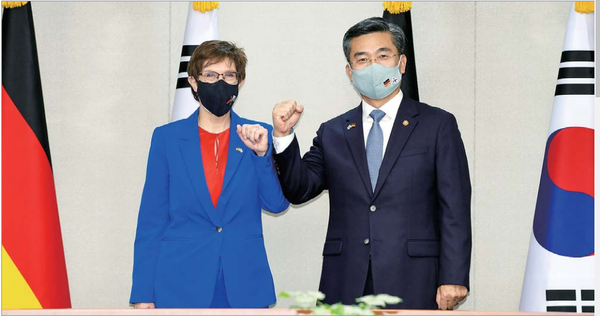 서욱(오른쪽) 국방부 장관이26일 국방부에서 열린 한-독 국방장관 회담에 앞서 아네그레트 크람프-카렌바우어 독일 국방장관과 기념사진을 찍고 있다.(사진=국방부 제공)