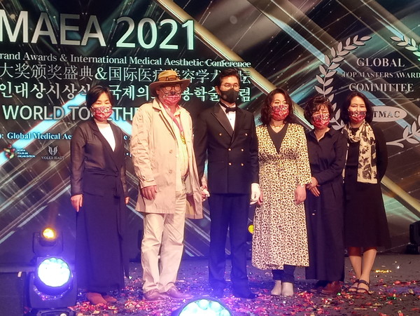 'GMAEA' 선정 화가 명인으로 선정된 김미연 화가, 김곤 화가,이의한 GMAEA 총재, 이희옥 화가, 오영희 화가, 오팔수 화가(좌로 부터)