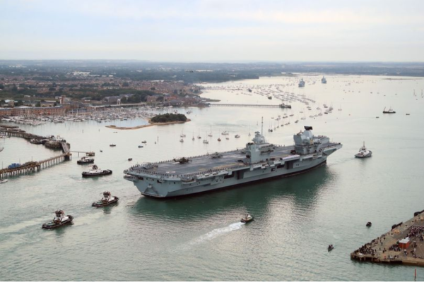             포츠머스 항구를 떠나는 퀸엘리자베스 항공모함