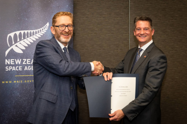 5월 31일 뉴질랜드 웰링턴에서 열린 '아르테미스 약정' 서명식에서 피터 크랩트리 뉴질랜드 항공우주국장과 주뉴질랜드 미국대사관의 케빈 커버 사무국장이 서명 후 포즈를 취하고 있다.(사진:미 우주항공국 홈페이지)