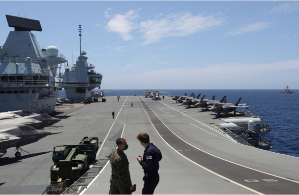 2021년 5월 27일 포르투갈 해안에서  운항 중인 항공모함 엘리자베스호와 그 갑판에서 NATO의 'Steadfest Defender 2021' 훈련에 참가한 군 장병들.
