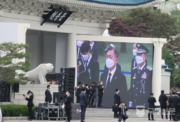 문재인 대통령이 6일 오전 서울 동작구 국립서울현충원 현충문에서 추념식에 참석해 있다.