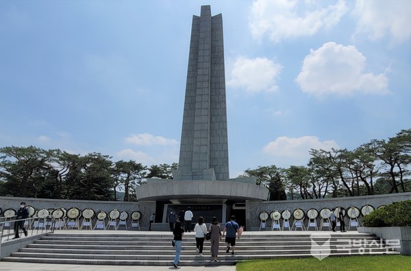 현충원 현충탑. 내부는 위패 봉안관.