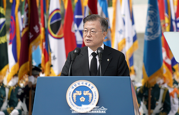 문재인 대통령이 6일 오전 서울시 동작구 국립서울현충원에서 열린 제66회 현충일 추념식에 참석해 추념사를 하고 있다. (사진=청와대 제공)