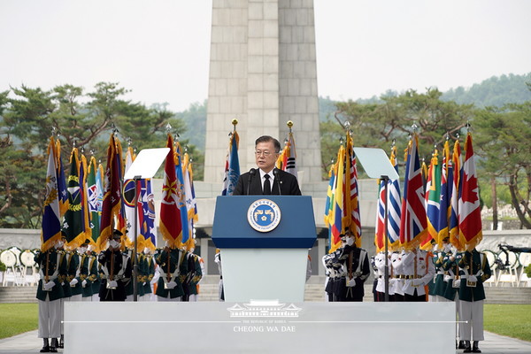 문재인 대통령이 6일 오전 서울시 동작구 국립서울현충원에서 열린 제66회 현충일 추념식에 참석해 추념사를 하고 있다. (사진=청와대 제공)
