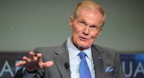 빌 넬슨 미 항공 우주국(NASA)국장은 러시아와 ISS에서 협력을 강조한다.